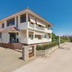 Lovely Apartment In Zadar With Wifi